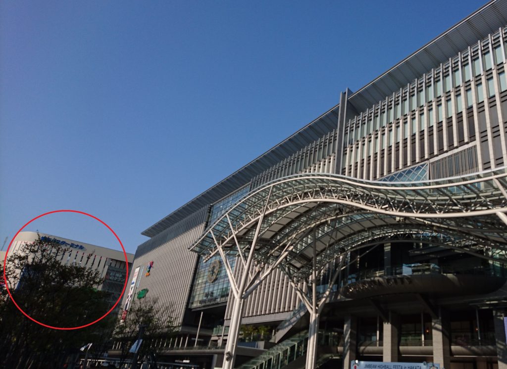 博多駅と博多バスターミナルの写真　博多バスターミナルは○で囲っています。