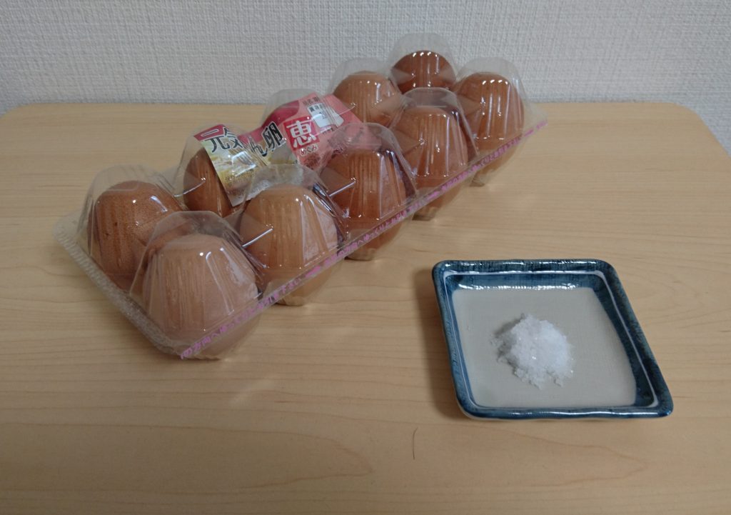 材料（卵10個パックと塩）の写真