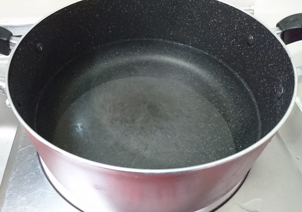 水が入った鍋