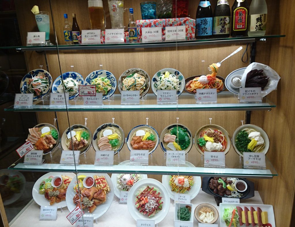 商品サンプルが並べられている