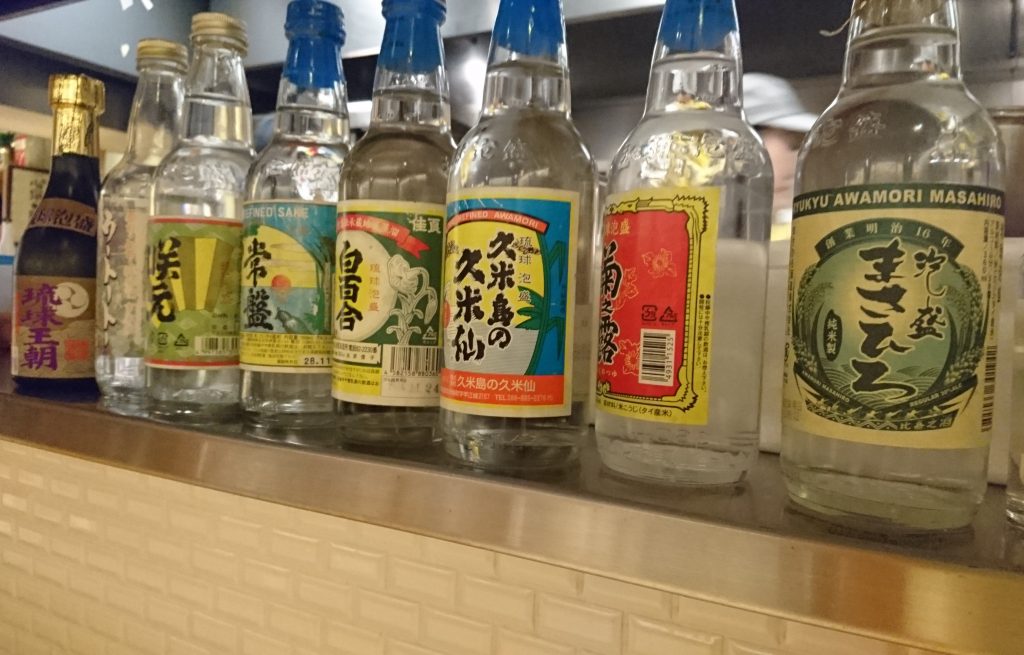 カウンター正面に置かれた地酒の空瓶