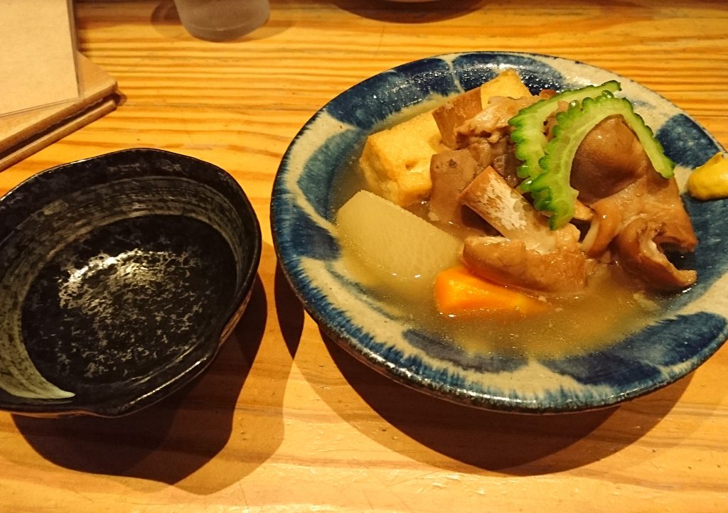 てびちの煮込みと骨入れ専用皿