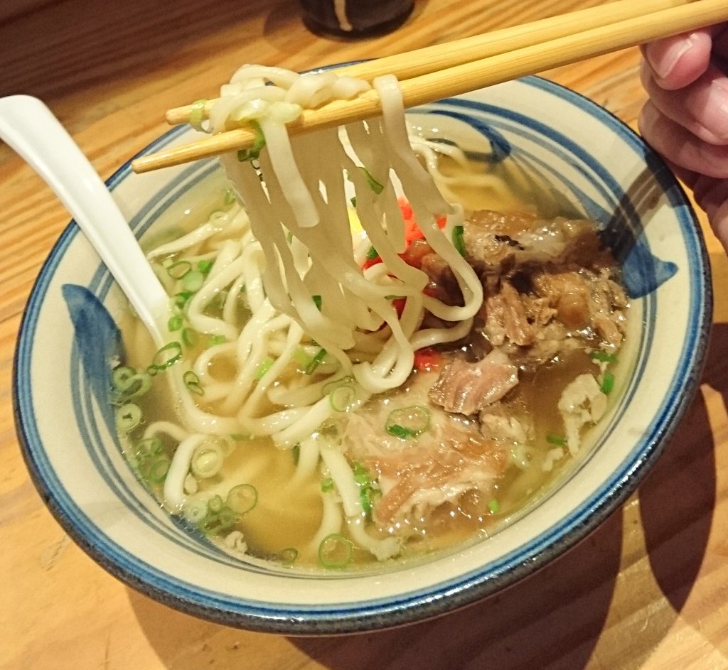 はしですくいあげた麺