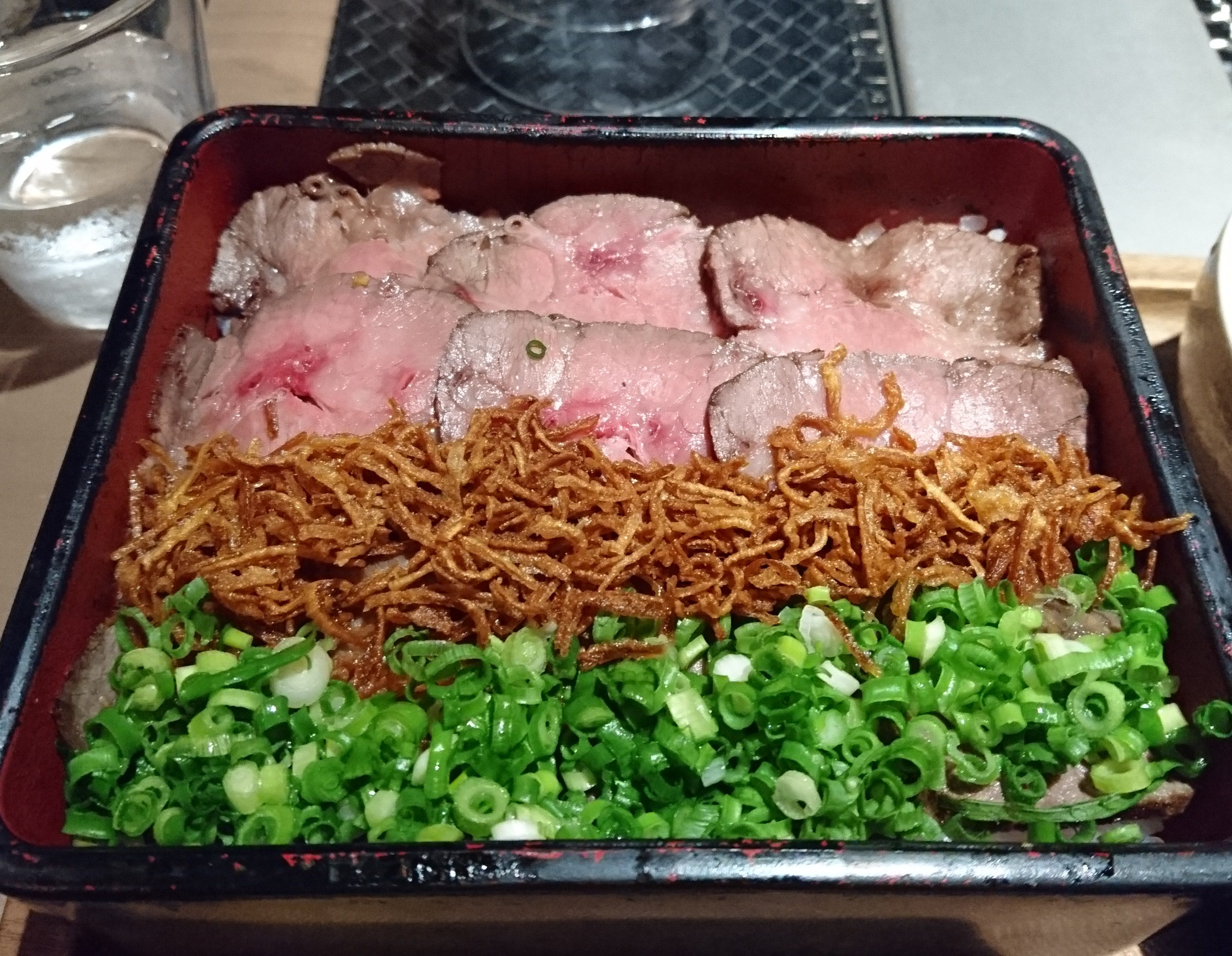 一頭買焼肉 参星 天神駅から徒歩3分以内 福岡市のお得なランチ 高級感溢れる重箱定食をいただく オンラインな毎日