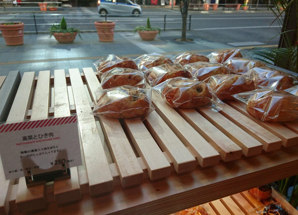 「高菜とひき肉」というパン 店内に並んでいる