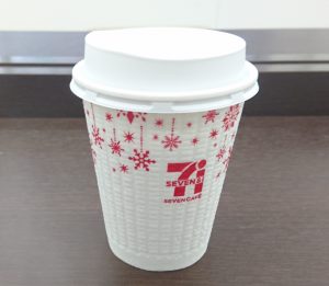 セブンカフェ　ノーマル　クリスマス仕様のカップになっている　横側から撮影