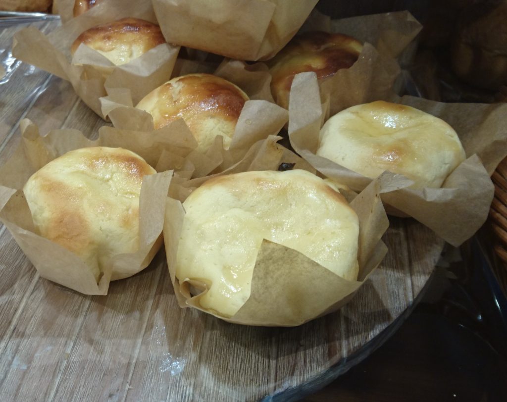売り場に並べらている窯出しフロマージュ　他のパンと比べると黄色さが目立つ