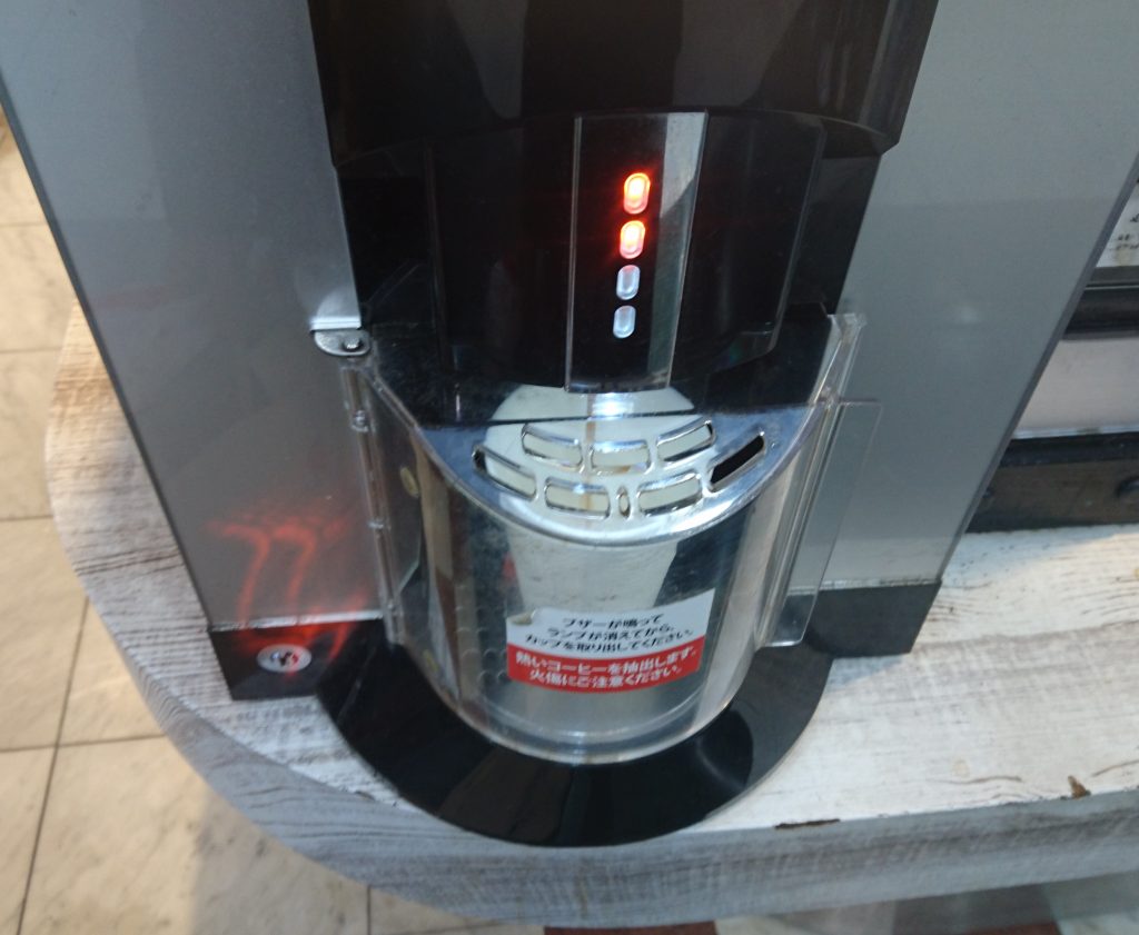 コーヒーマシーンがコーヒーを作っている様子