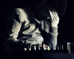 チェス盤の前で考える人