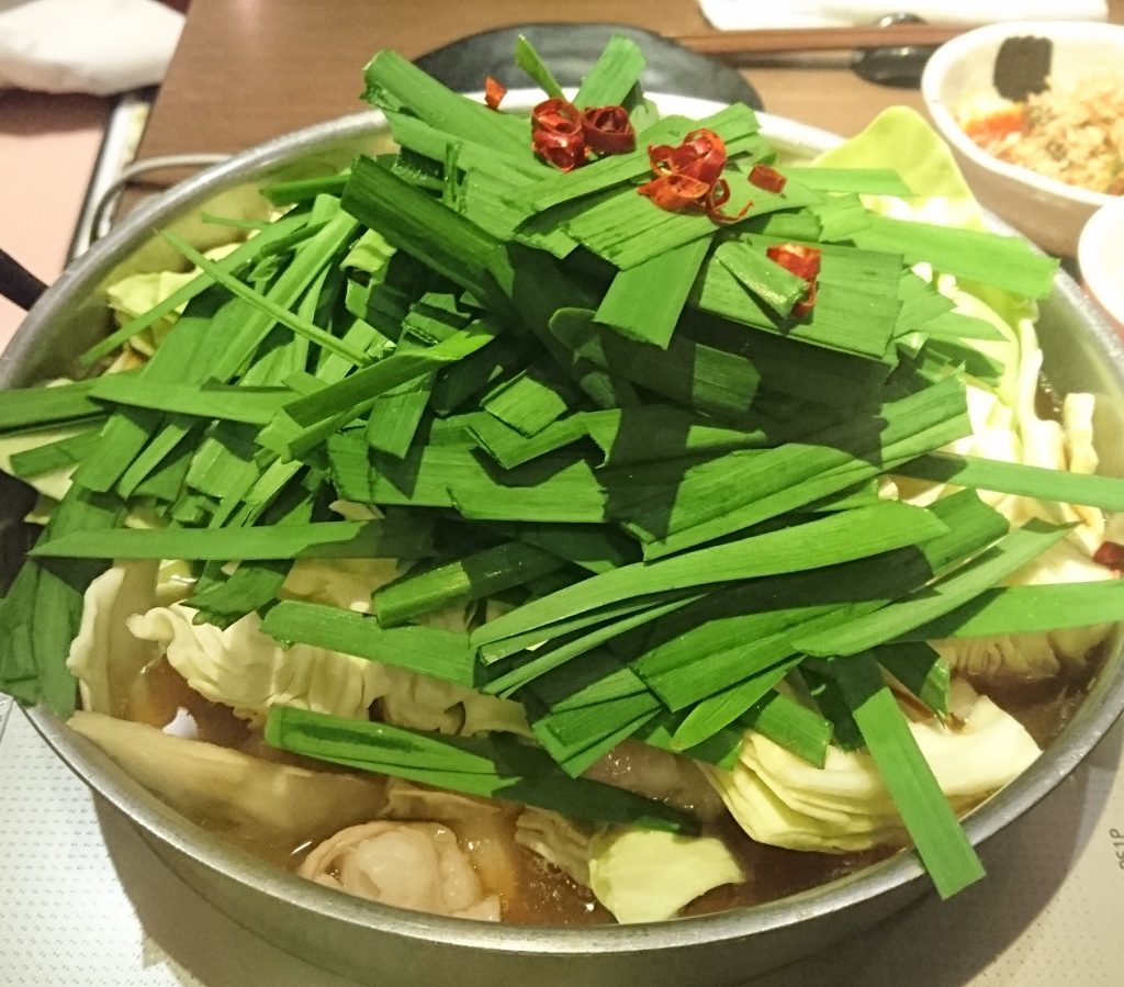 熱を通す前のもつ鍋の様子 鍋から野菜がはみ出てる