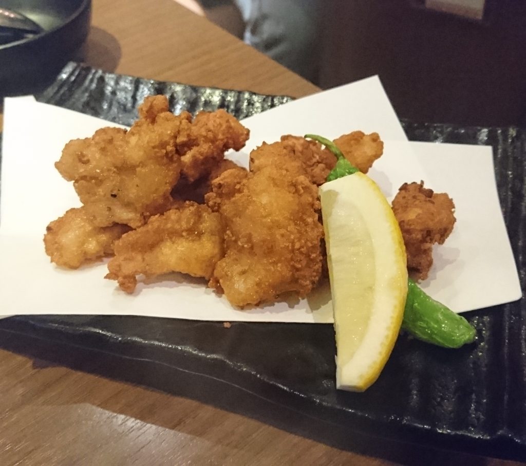 唐揚げ レモンとししとうものっている