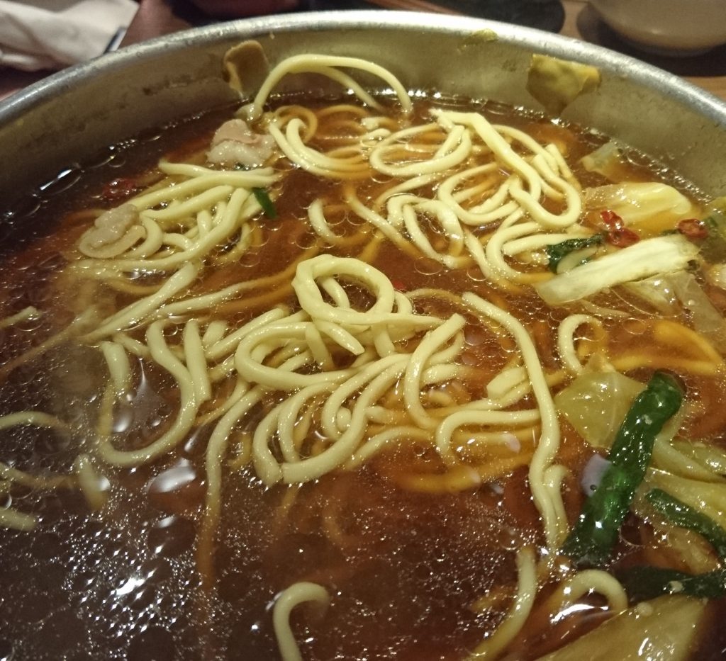 鍋にちゃんぽん麺が入ってる