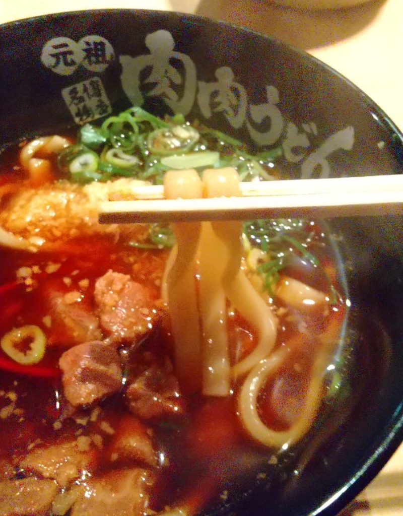 肉肉うどん 麺を箸で持ち上げる