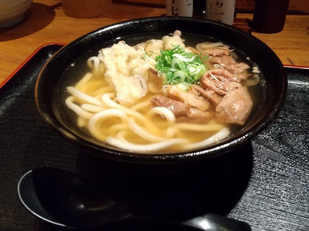 牛すじうどん やや右側から