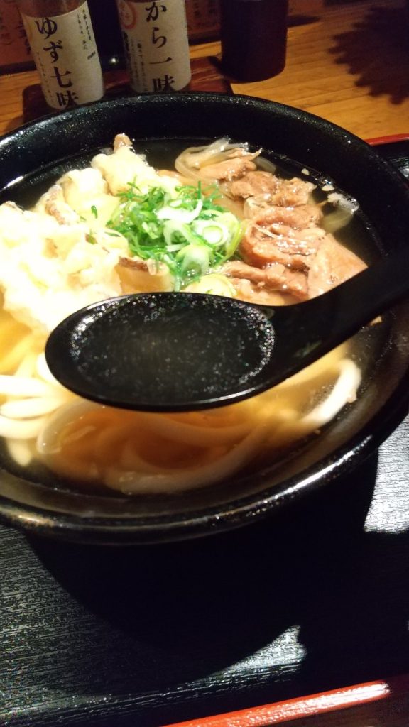 牛すじうどん 蓮華ですくったスープ