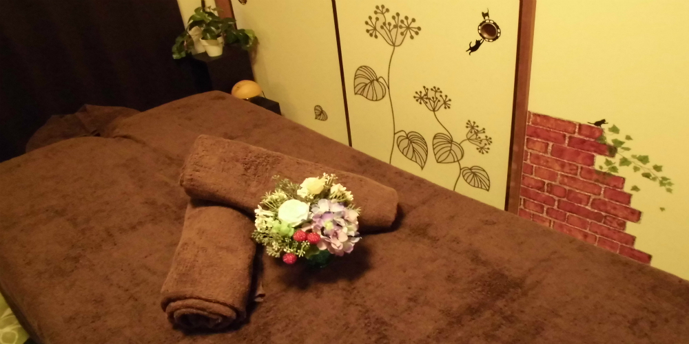 夢香の施術ベッドとお花