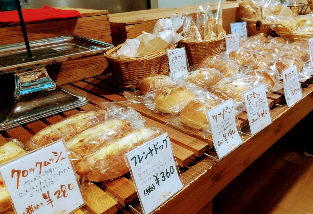 フレンチドックを含む店内に並ぶパン