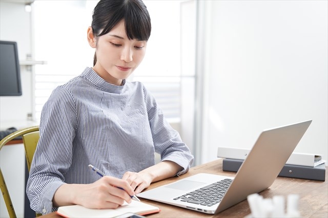 パソコンを見て勉強する女性