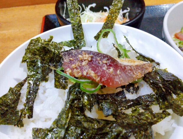 ゴマサバをご飯の上にのせる